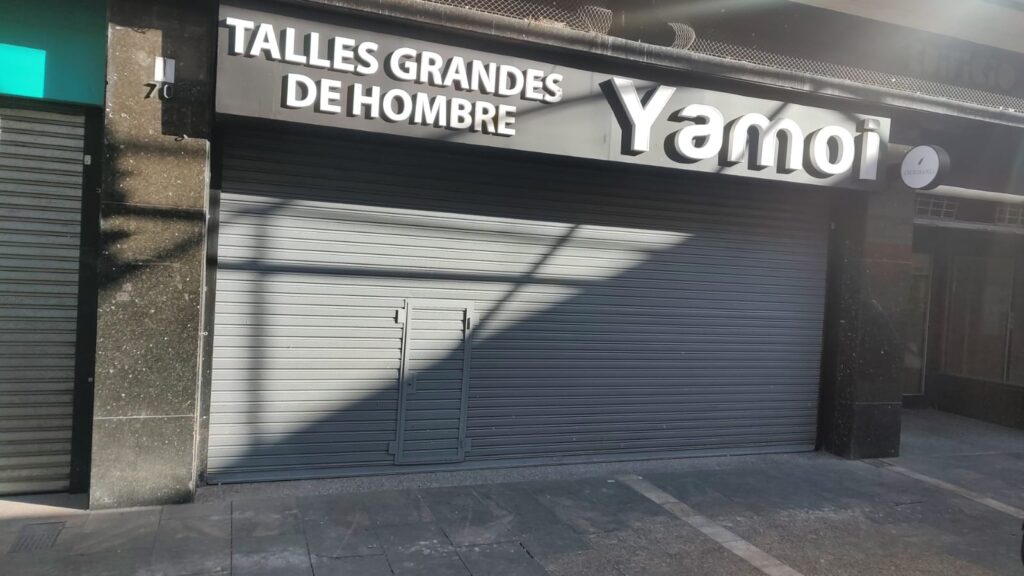 La despidieron, se negó a salir y la dejaron encerrada La despidieron, se negó a salir y la dejaron encerrada