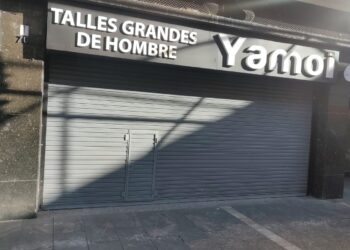 La despidieron, se negó a salir y la dejaron encerrada