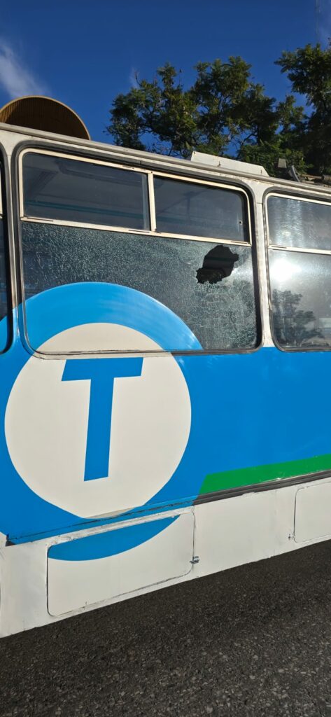 Un trolebús provocó el desprendimiento de un cable que hirió a un pasajero