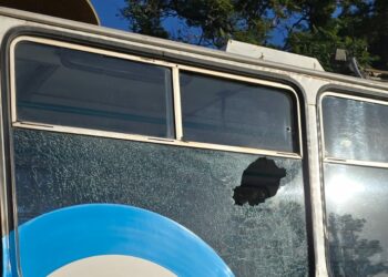 Un trolebús provocó el desprendimiento de un cable que hirió a un pasajero