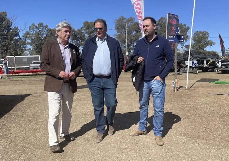 Guillermo Vitelli y Sebastián Laborde, directores del Distrito 4 de la SRA, con el presidente Nicolás Pino en Río Cuarto.