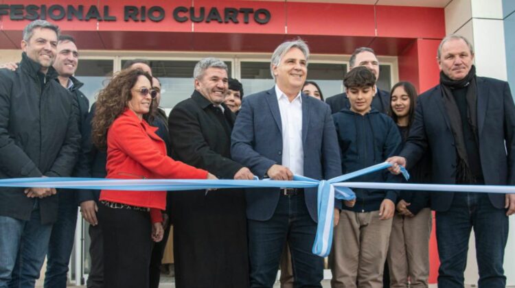 . Al inaugurar una obra en Río Cuarto, Llaryora alertó que “la injuria duele, llega, no para”.