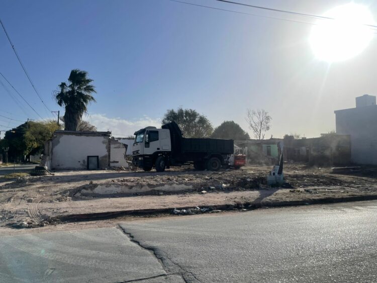 Camión que arrojaba escombros en la intersección de Alianza y Pettirossi, en barrio Las Playas.