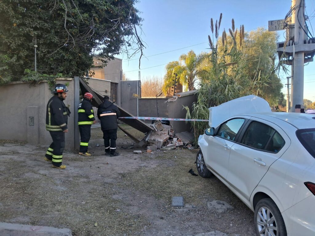 Una mujer acompañada por su hija de dos años chocó contra una vivienda