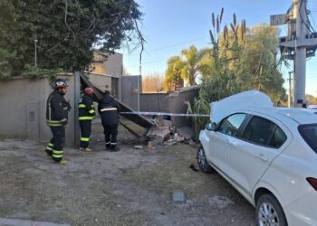 Una mujer acompañada por su hija de dos años chocó contra una vivienda