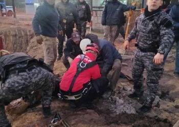 Un operario de una obra cayó a un pozo de agua y fue hospitalizado por hipotermia
