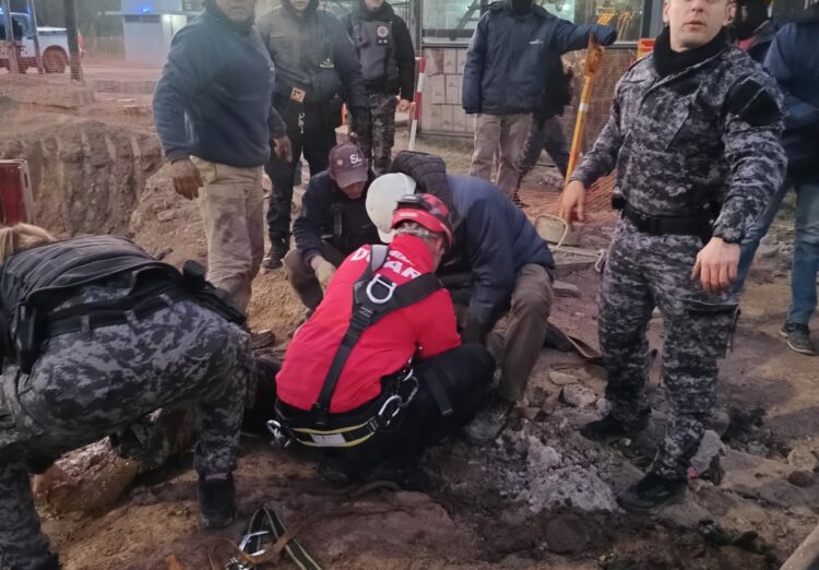 El trabajador fue rescatado por personal policial, bomberos y el Duar.