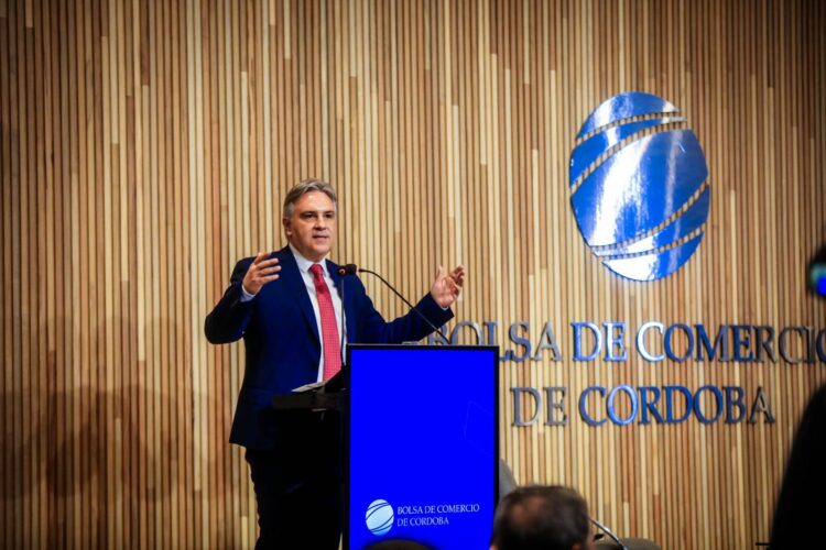 El gobernador Llaryora ofreció una disertación en la Bolsa de Comercio de Córdoba.