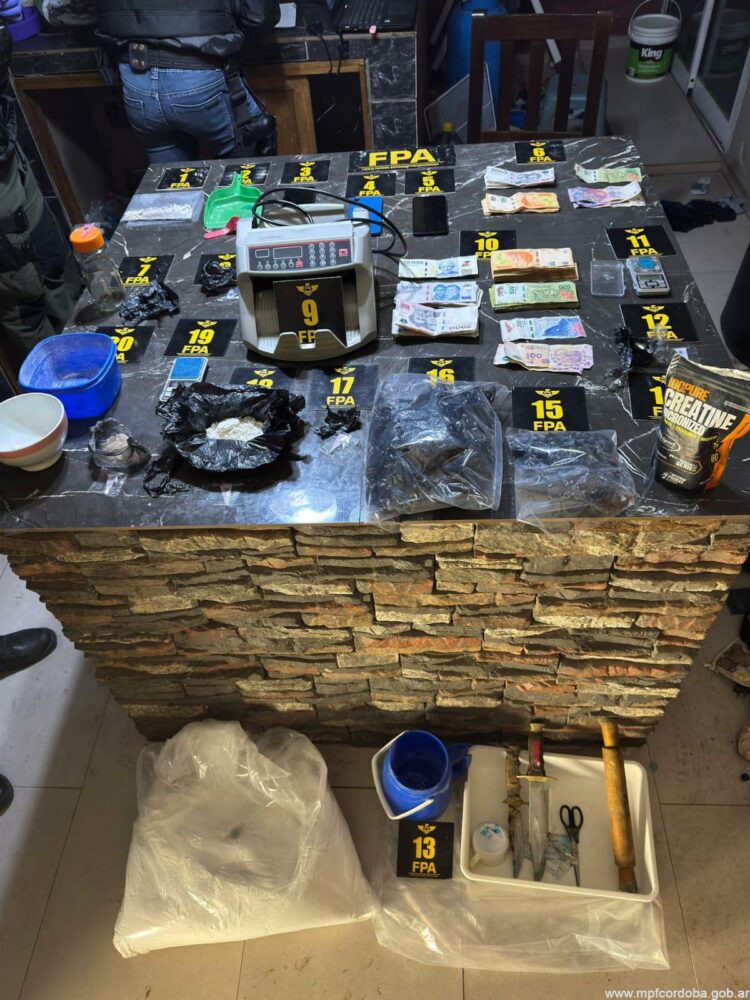 Durante el operativo en Villa Nueva, la FPA secuestró más de 12 kilos de cocaína, marihuana, dinero en efectivo y material para fraccionar y vender droga.