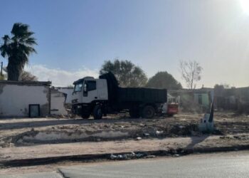 Durante un patrullaje preventivo, la Guardia Urbana detectó a un camión que arrojaba residuos en el cruce de Alianza y Pettirossi, en barrio Las Playas.