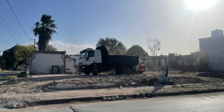 Durante un patrullaje preventivo, la Guardia Urbana detectó a un camión que arrojaba residuos en el cruce de Alianza y Pettirossi, en barrio Las Playas.
