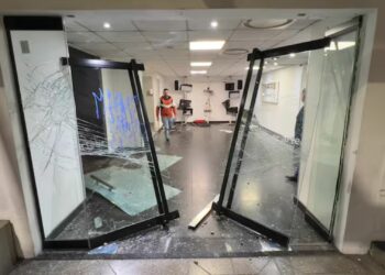 Manifestantes realizaron destrozos en la sede de Canal 13 y TN