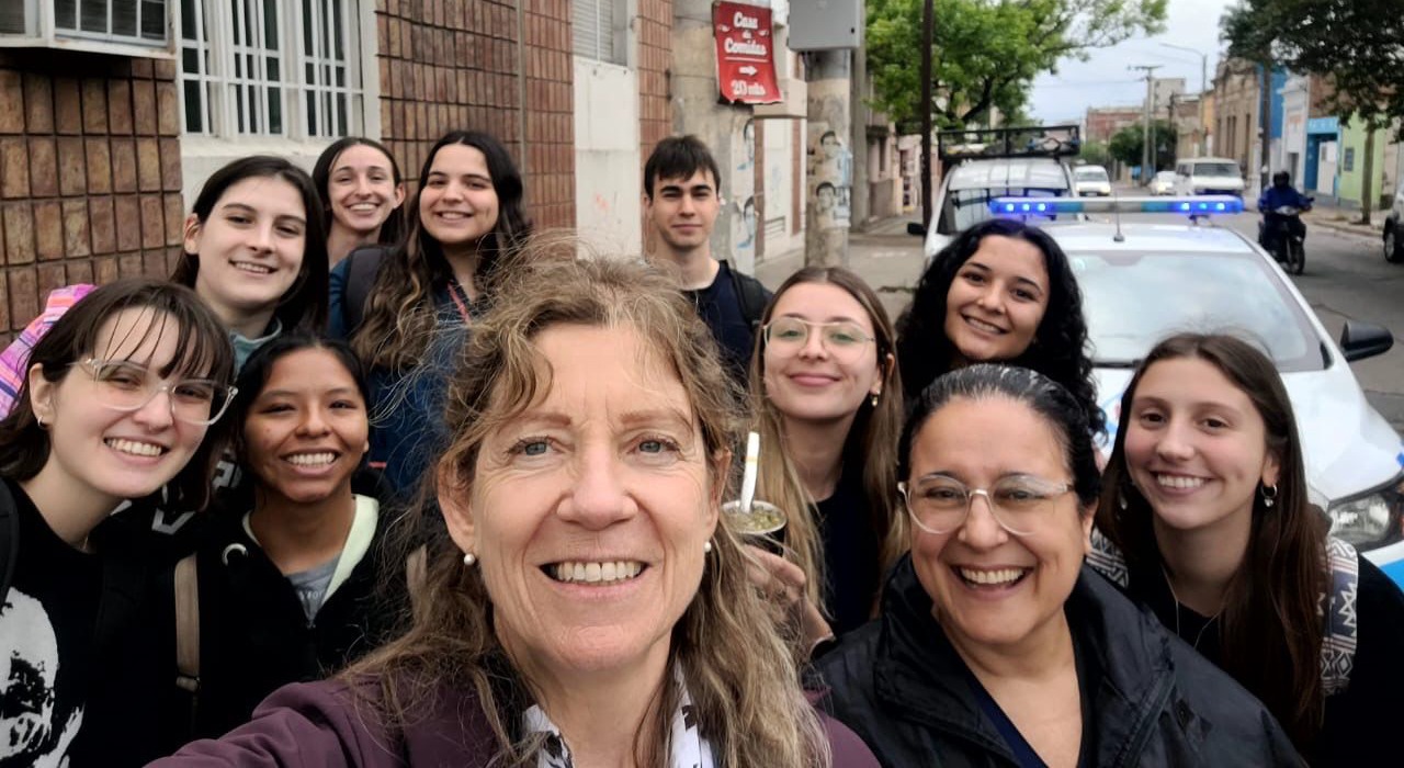 Una investigación de la UNC explora cómo el cambio climático impacta en la salud barrial La Dra. Vanoni, directora del proyecto de extensión, junto a parte del equipo. Unciencia UNC