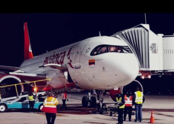 Uno de los imponentes aviones A320, con capacidad para 180 pasajeros, en el aeropuerto de nuestra ciudad.