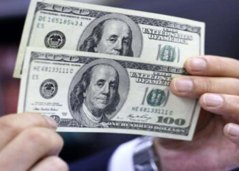 El dólar oficial superó los $1.300 y suma una suba del 7,4% en julio