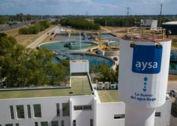 La oposición busca frenar la privatización de AySA y defiende su carácter estatal