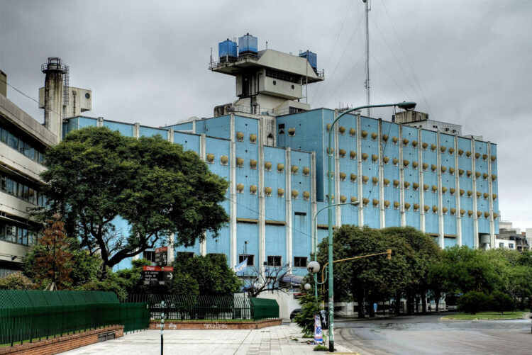 Denuncian que la “motosierra” también llegó al Hospital Naval, donde corren riesgo 500 puestos de trabajo.