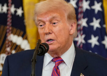 Trump firma decreto para desalojar a personas sin hogar y endurece medidas en las calles