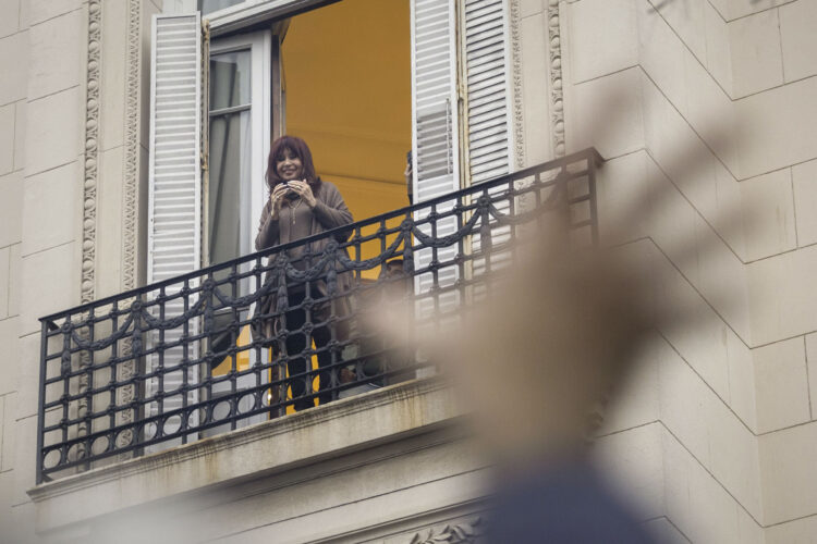 Se define en audiencia cómo sigue el régimen de la prisión domiciliaria de CFK.