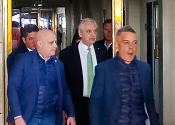 El ex presidente Alberto Fernández llegó este mediodía a los tribunales federales de Retiro para ampliar su declaración indagatoria en la Causa Seguros.