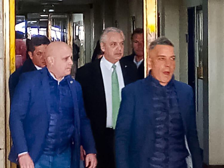 El ex presidente Alberto Fernández llegó este mediodía a los tribunales federales de Retiro para ampliar su declaración indagatoria en la Causa Seguros.