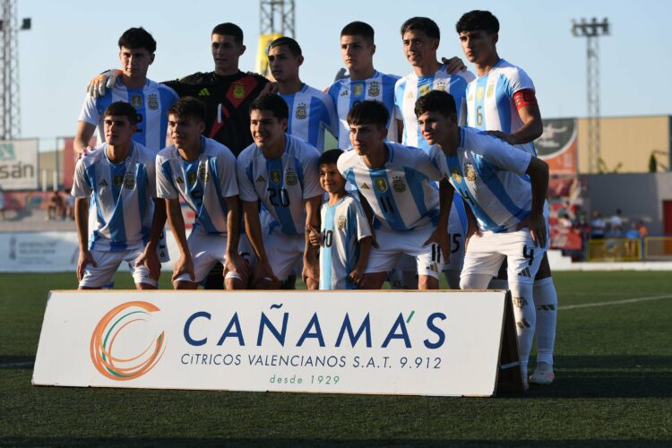 La selección mostró un gran nivel ofensivo y se despachó con tres goles.