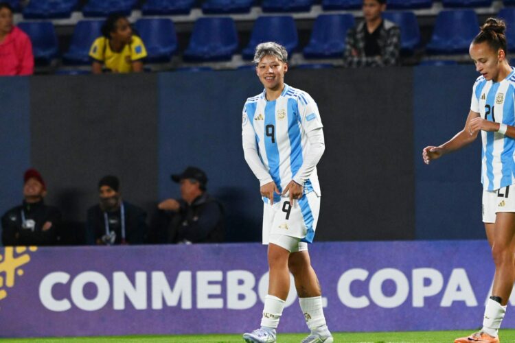 Argentina venció 2-0 a Ecuador y terminó primera de grupo