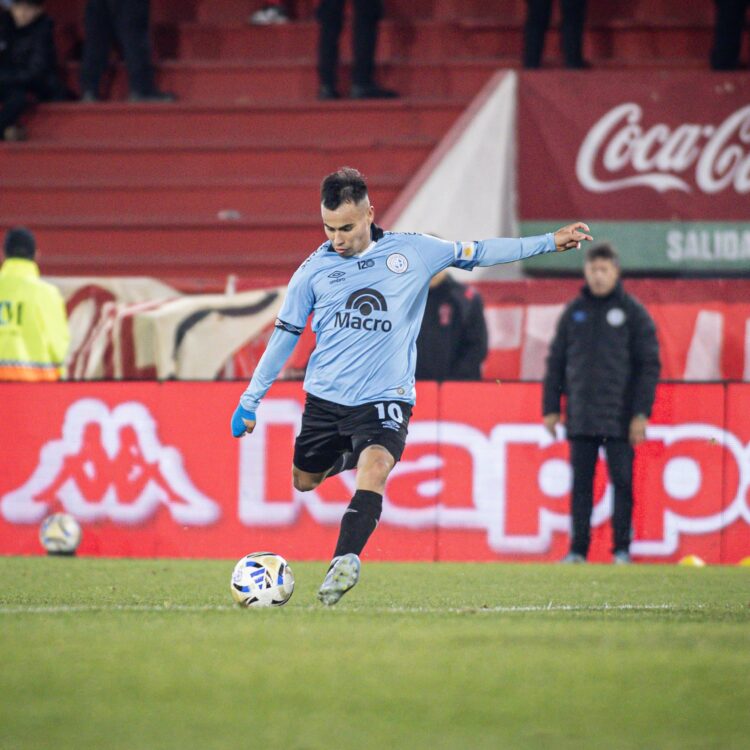 En un contraataque, Lucas Zelarayán se despachó con un golazo.