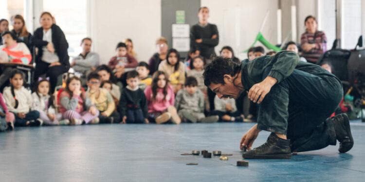 Obras de teatro, funciones de cine, clases de zumba, juegos, kermés, torneos deportivos y otras propuestas pensadas para celebrar en familia.