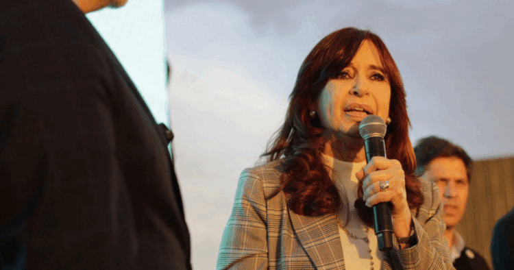 Cristina Kirchner criticó a Milei tras la detención en Quilmes: "Borrá ese posteo que te van a meter en cana"
