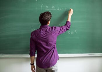 Docentes: muchos egresados y pocos que estudian la carrera