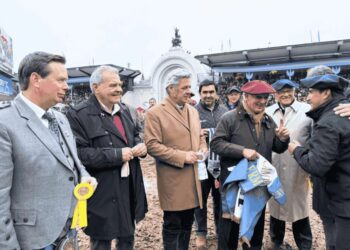 El ministro de Bioagroindustria, Sergió Busso, rubricó el documento. El funcionario provincial además recorrió la muestra, mantuvo reuniones y visitó cabañas.