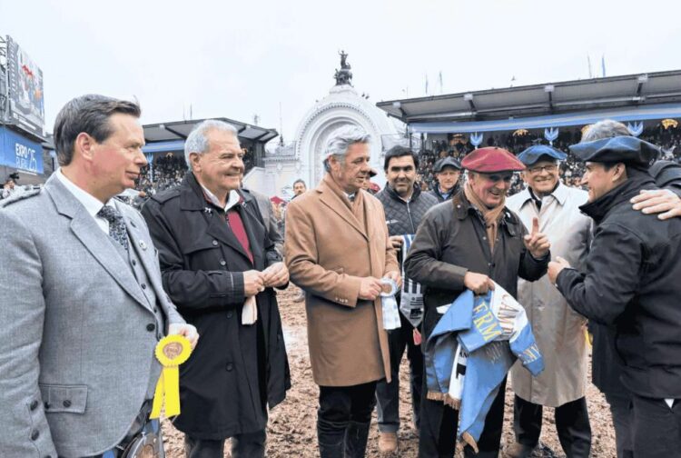 El ministro de Bioagroindustria, Sergió Busso, rubricó el documento. El funcionario provincial además recorrió la muestra, mantuvo reuniones y visitó cabañas.