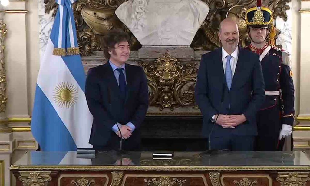 Sin acto del 9 de Julio, Milei festeja con su equipo el cierre de organismos públicos