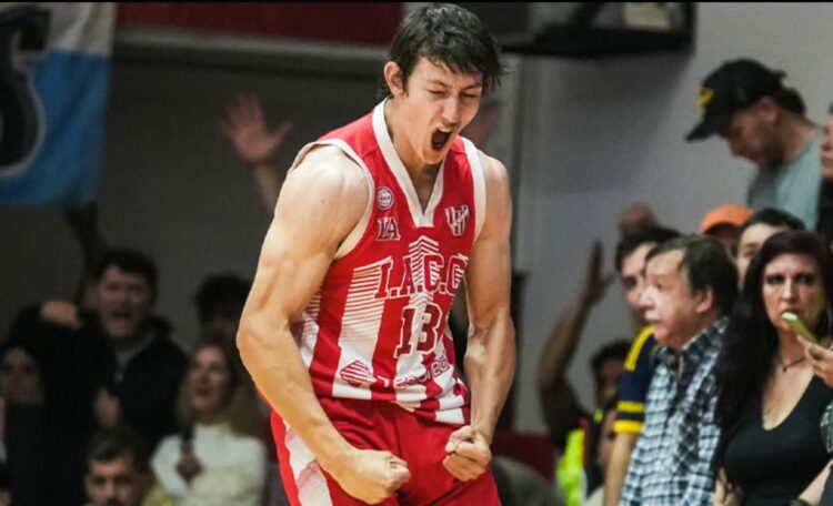 El juvenil Tomás Monacchi, de gran partido, festeja con toda su alma el triunfo albirrojo.
