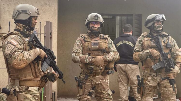 Un amplio operativo policial se desplegó en la ciudad con 60 allanamientos simultáneos por casos de robos y violencia urbana.