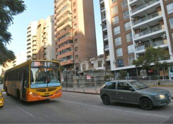 Tras el derrumbe, habilitan un carril de Bv. San Juan en Córdoba