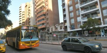 Tras el derrumbe, habilitan un carril de Bv. San Juan en Córdoba
