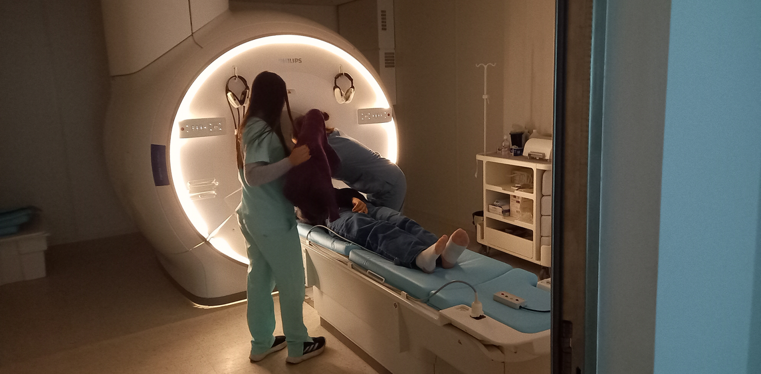 La UNC realizará el primer estudio de neuromarketing con resonancia magnética funcional Para el estudio utilizaron el resonador magnético del Hospital Nacional de Clínicas de la UNC.