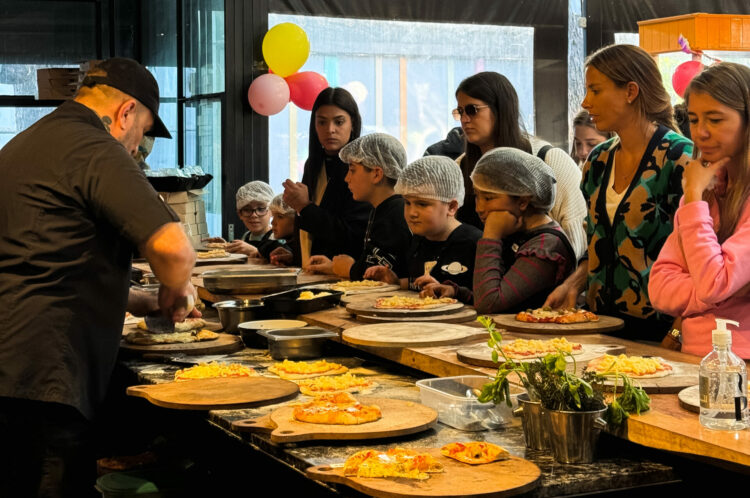 Maestros pizzeros enseñan a los más chicos.