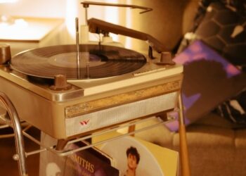 Inaugura la muestra “Lado C: Uniforme de piel humana”