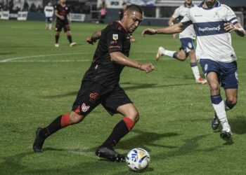 Instituto se hizo fuerte en el bosque y derrotó 1-0 a Gimnasia en La Plata