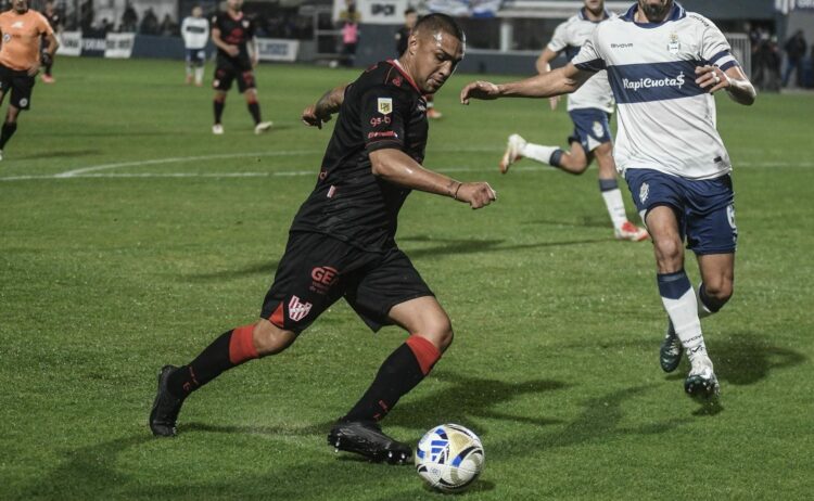 Instituto se hizo fuerte en el bosque y derrotó 1-0 a Gimnasia en La Plata