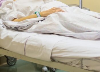 Intentó matar a su esposa que tenía una válvula en la cabeza acercándole un imán