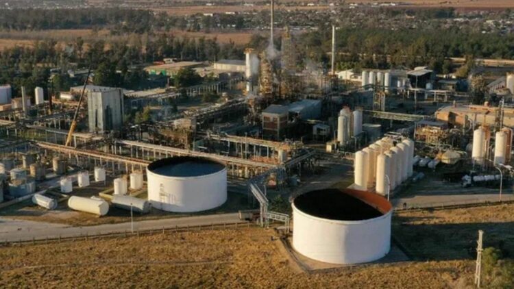 Los despidos en la petroquímica fueron anunciador por mail.