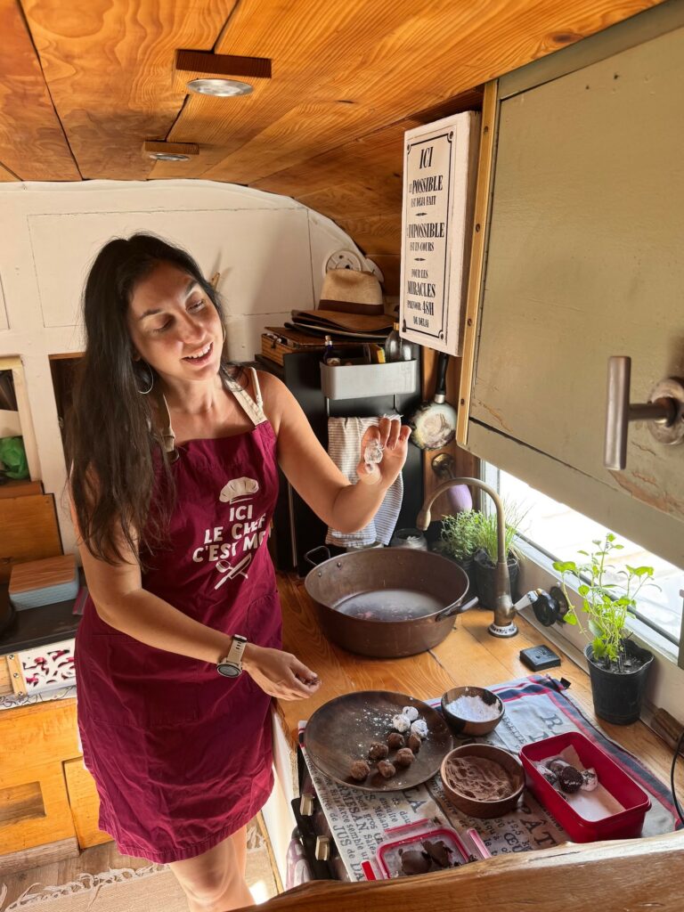 Vivir sobre cuatro ruedas: la pareja francesa que recorre el mundo en motorhome