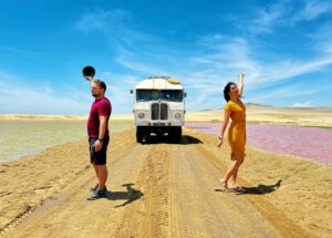 Vivir sobre cuatro ruedas: la pareja francesa que recorre el mundo en motorhome