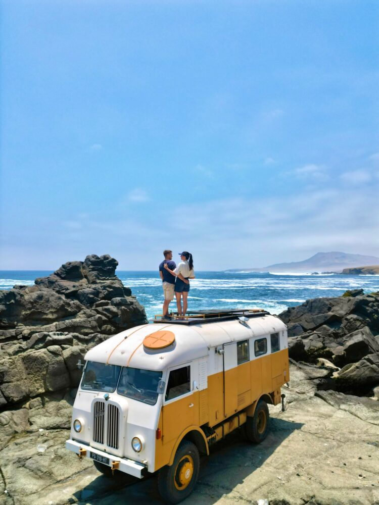Vivir sobre cuatro ruedas: la pareja francesa que recorre el mundo en motorhome