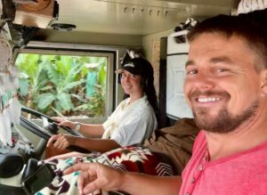 Vivir sobre cuatro ruedas: la pareja francesa que recorre el mundo en motorhome