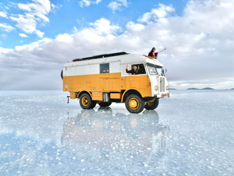 Vivir sobre cuatro ruedas: la pareja francesa que recorre el mundo en motorhome